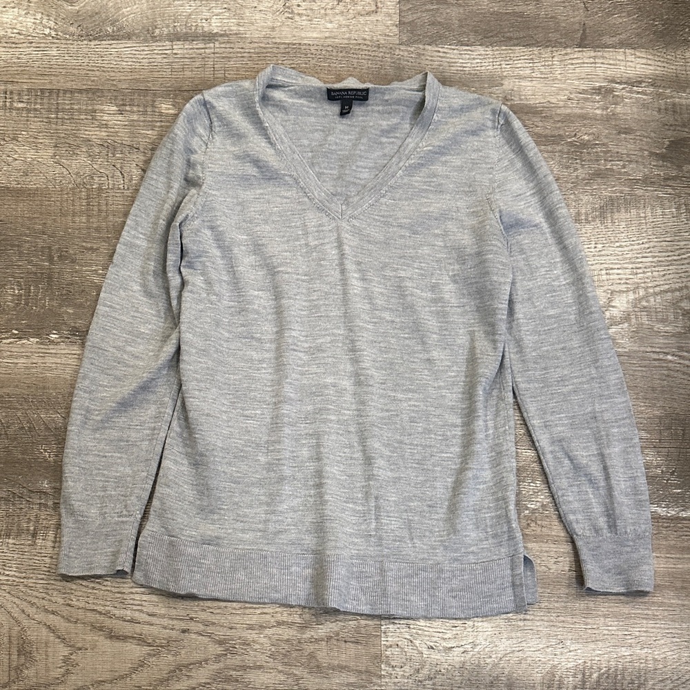 Banana Republic Women's Light Gray Merino Wool Medium V-Neck Sweater